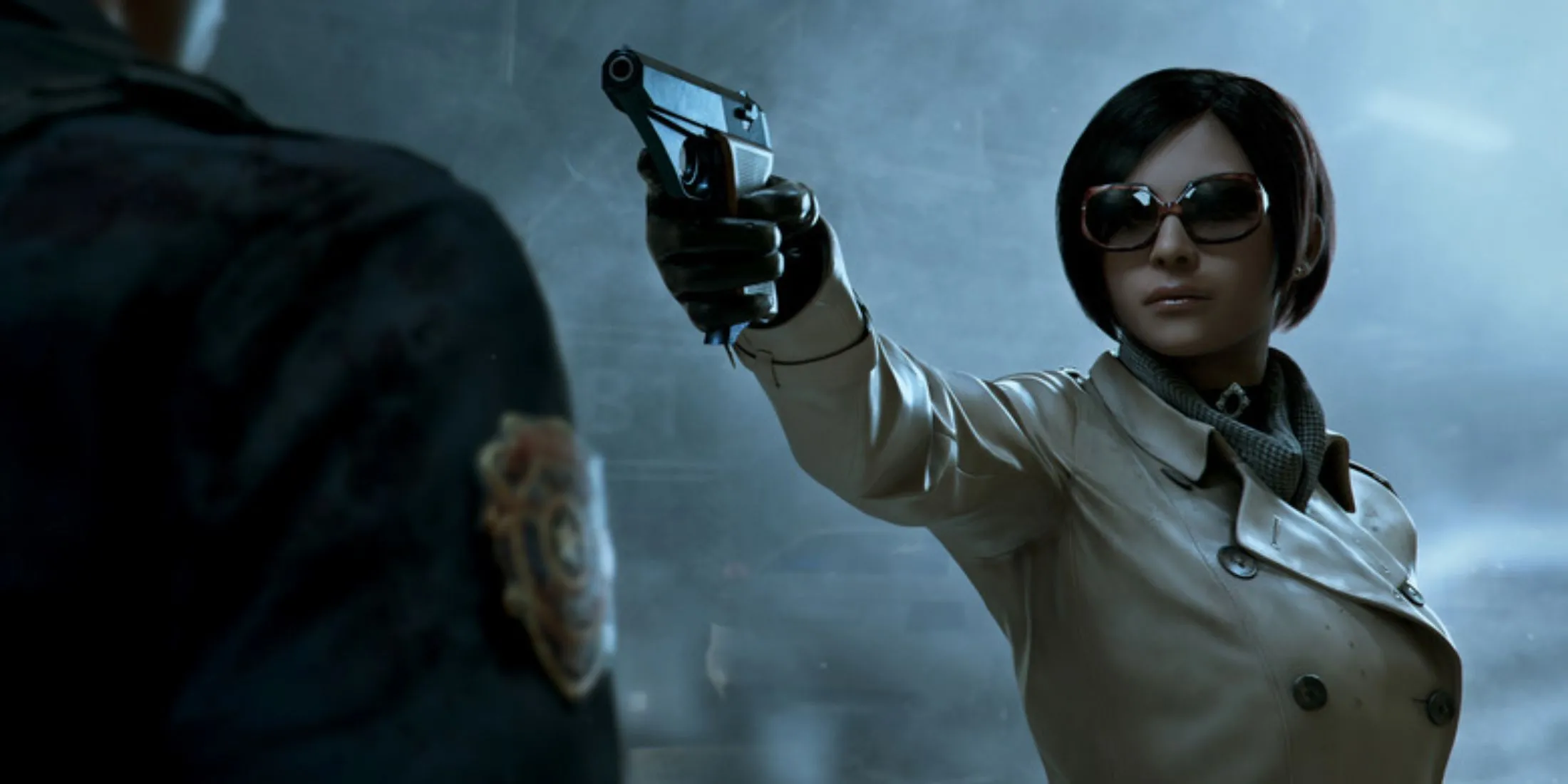 Ada Wong trong áo khoác và kính, chĩa súng vào Leon trong Resident Evil 2, thể hiện sự bí ẩn và nguy hiểm của nhân vật.