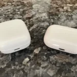 AirPods Pro đặt cạnh tai nghe Sennheiser Accentum.