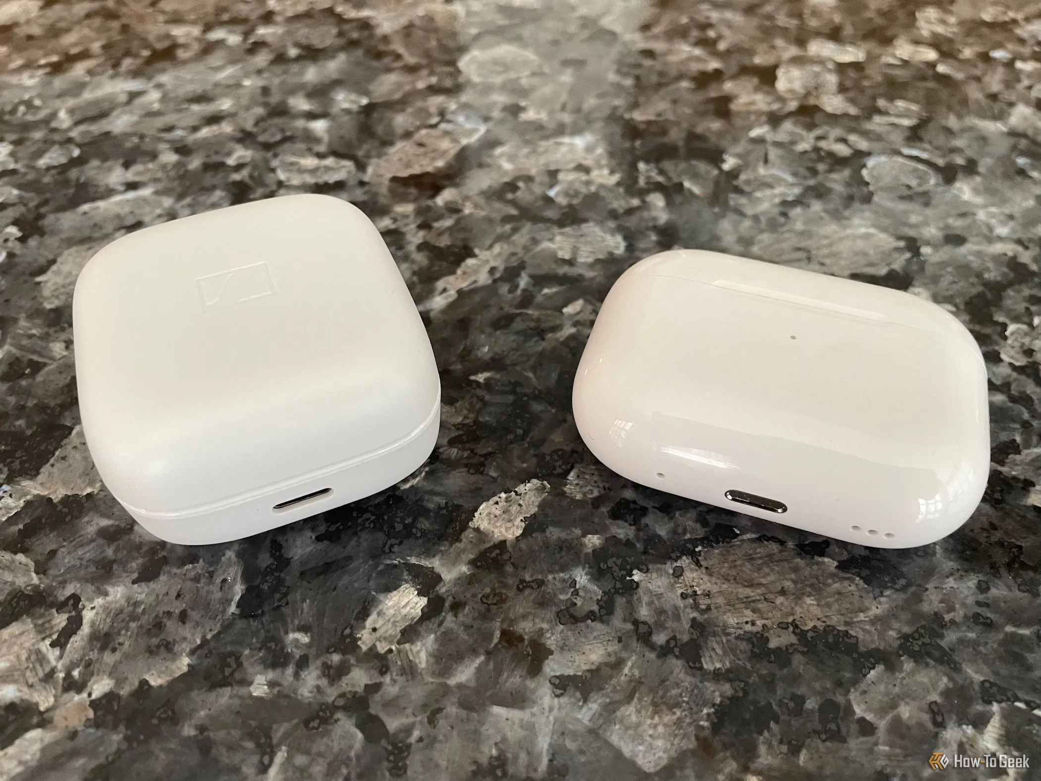 AirPods Pro đặt cạnh tai nghe Sennheiser Accentum.
