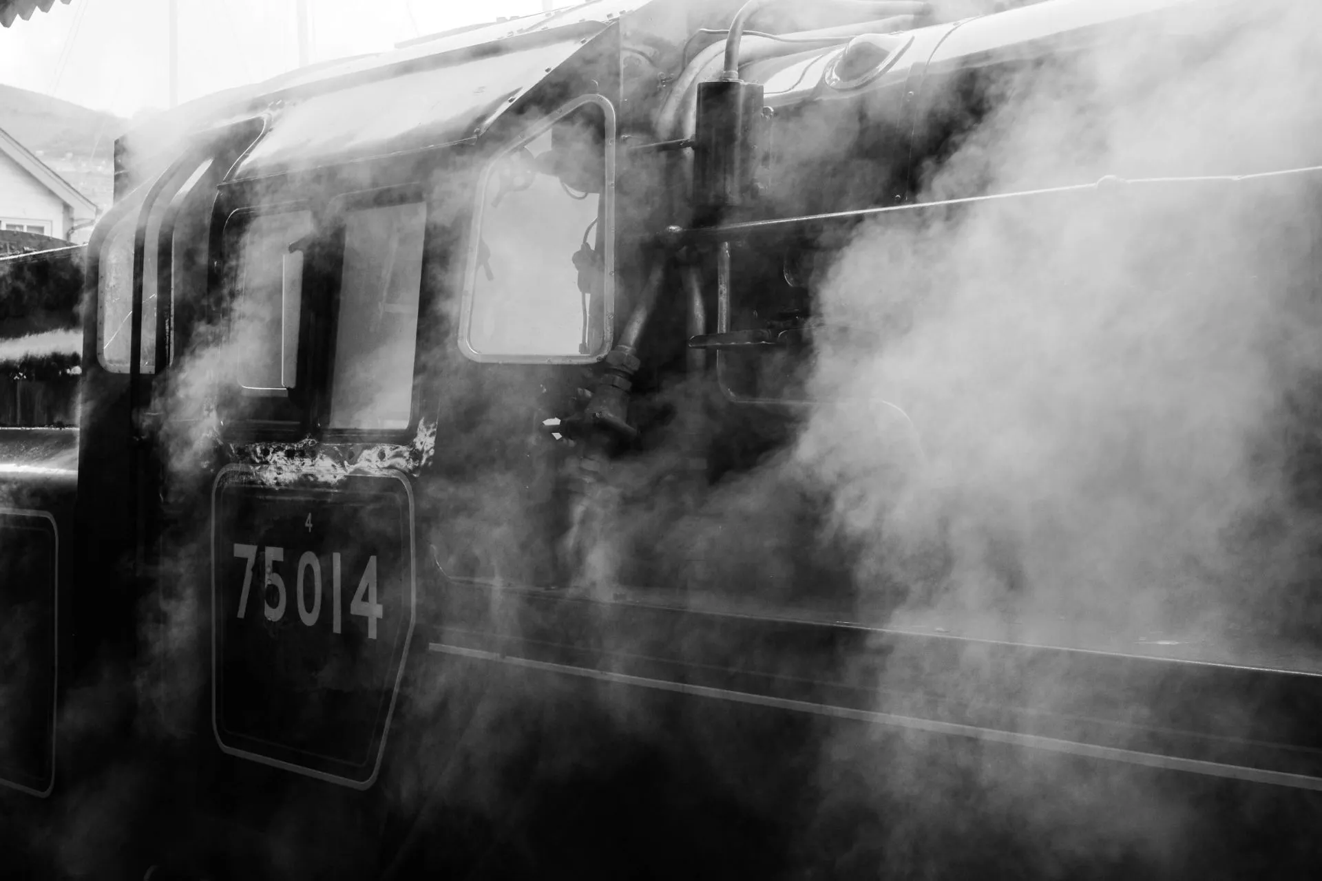 Ảnh cận cảnh chi tiết của một đầu máy hơi nước cũ