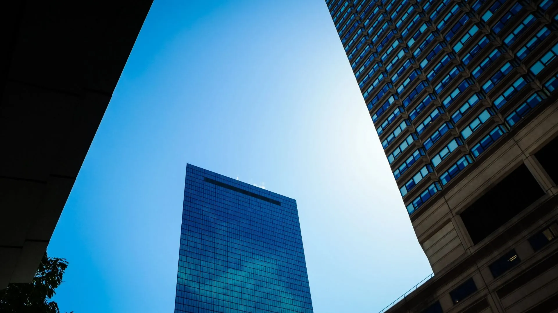 Ảnh chụp các tòa nhà chọc trời từ góc thấp tạo hình dạng trừu tượng