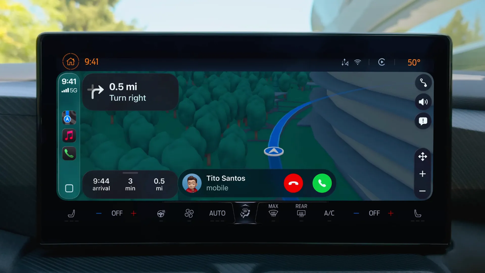 Ảnh chụp màn hình CarPlay trên iOS 26 với điều hướng ở trung tâm và thanh cuộc gọi đến nhỏ ở dưới cùng, biểu thị sự tiện lợi của kết nối không dây