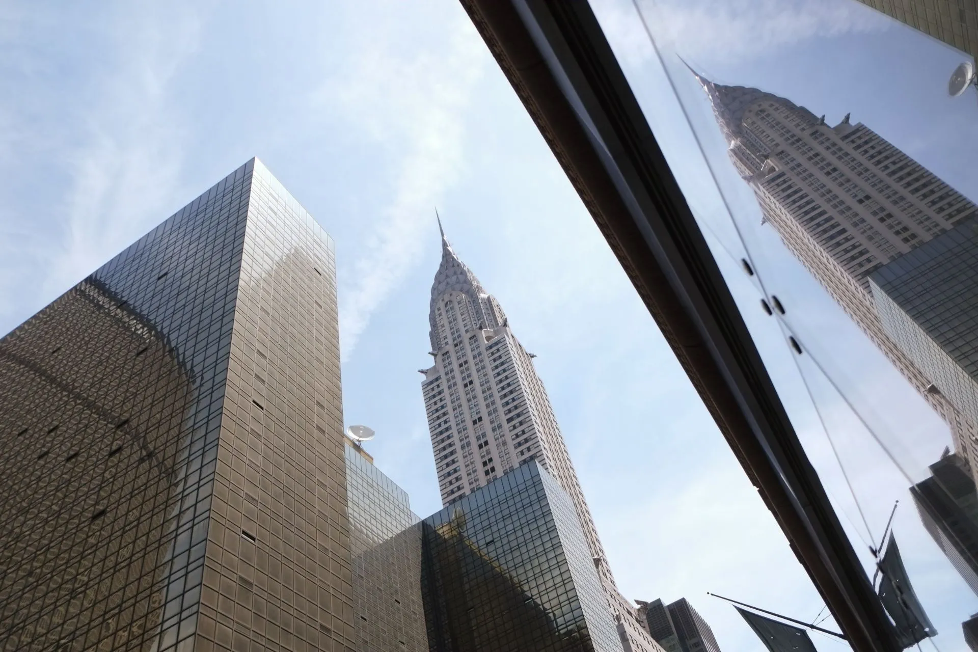 Ảnh chụp một tòa nhà ở New York từ góc nghiêng để tạo hiệu ứng kịch tính