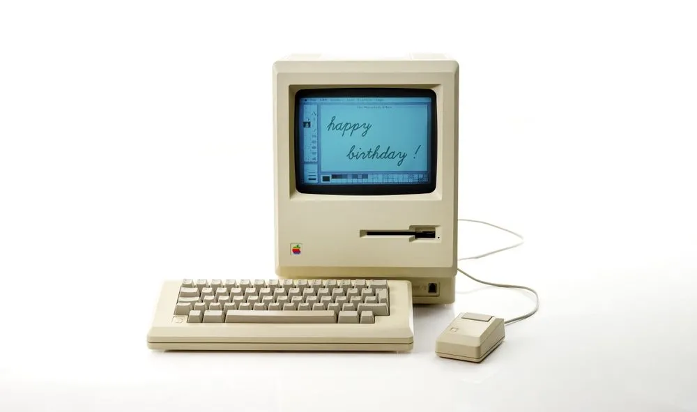 Ảnh chụp studio của một chiếc máy tính Macintosh 128k nguyên bản, mẫu máy tính đồ họa đột phá của Apple năm 1984.