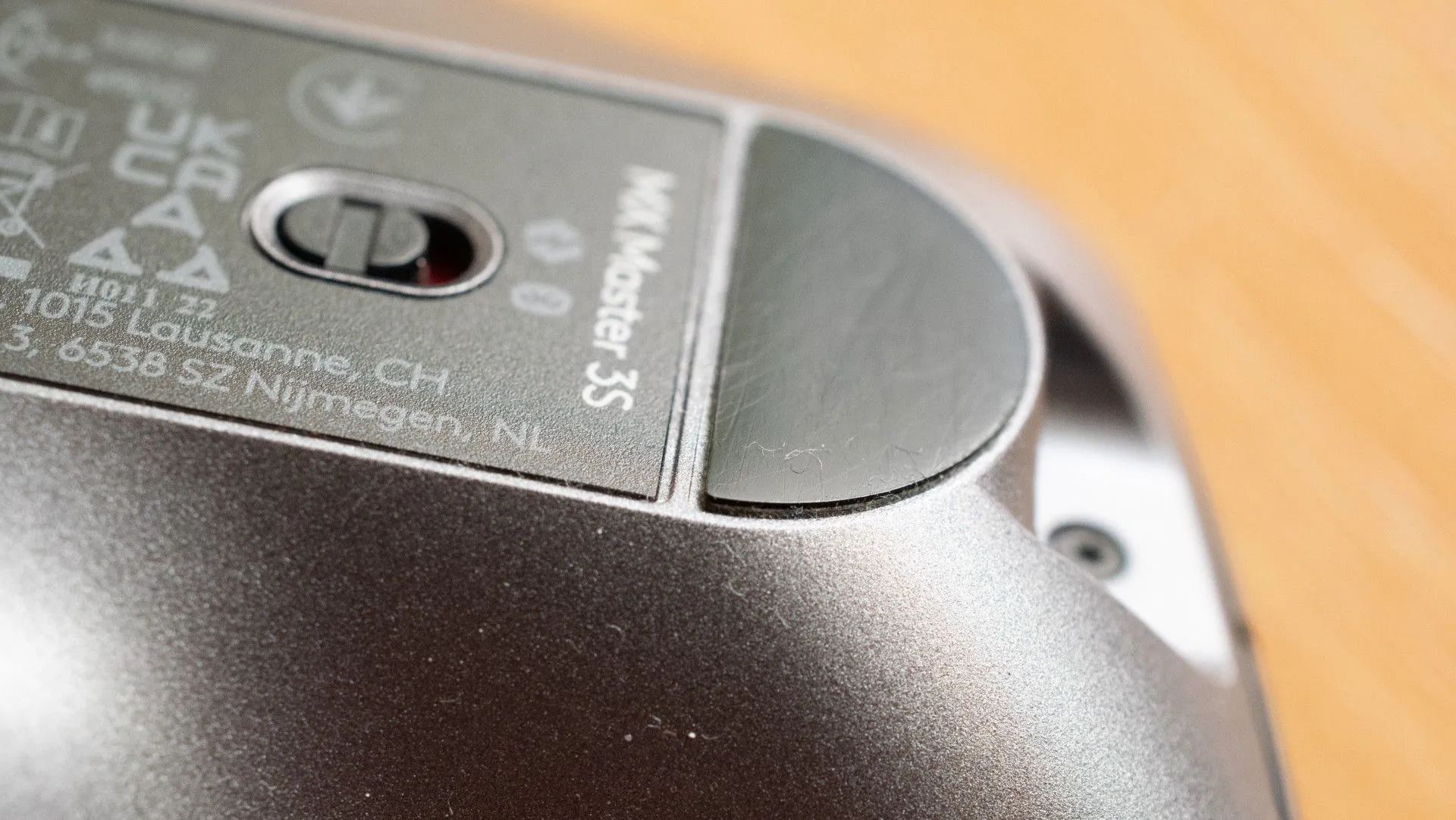 Ảnh macro cận cảnh đế chuột Logitech MX Master 3S, cho thấy chất liệu feet kém mượt và cạnh sắc gây ma sát.