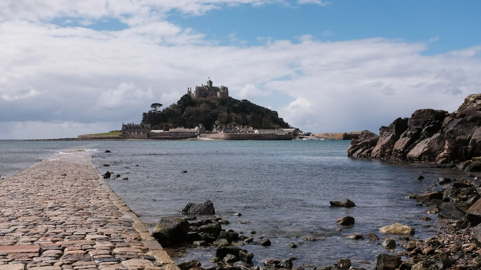 Ảnh phong cảnh với chủ thể ở phía sau, có một cây khô đơn độc ở tiền cảnh giúp tạo chiều sâu