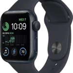 Apple Watch SE thế hệ 2 màu bạc trên tay, hiển thị màn hình chính