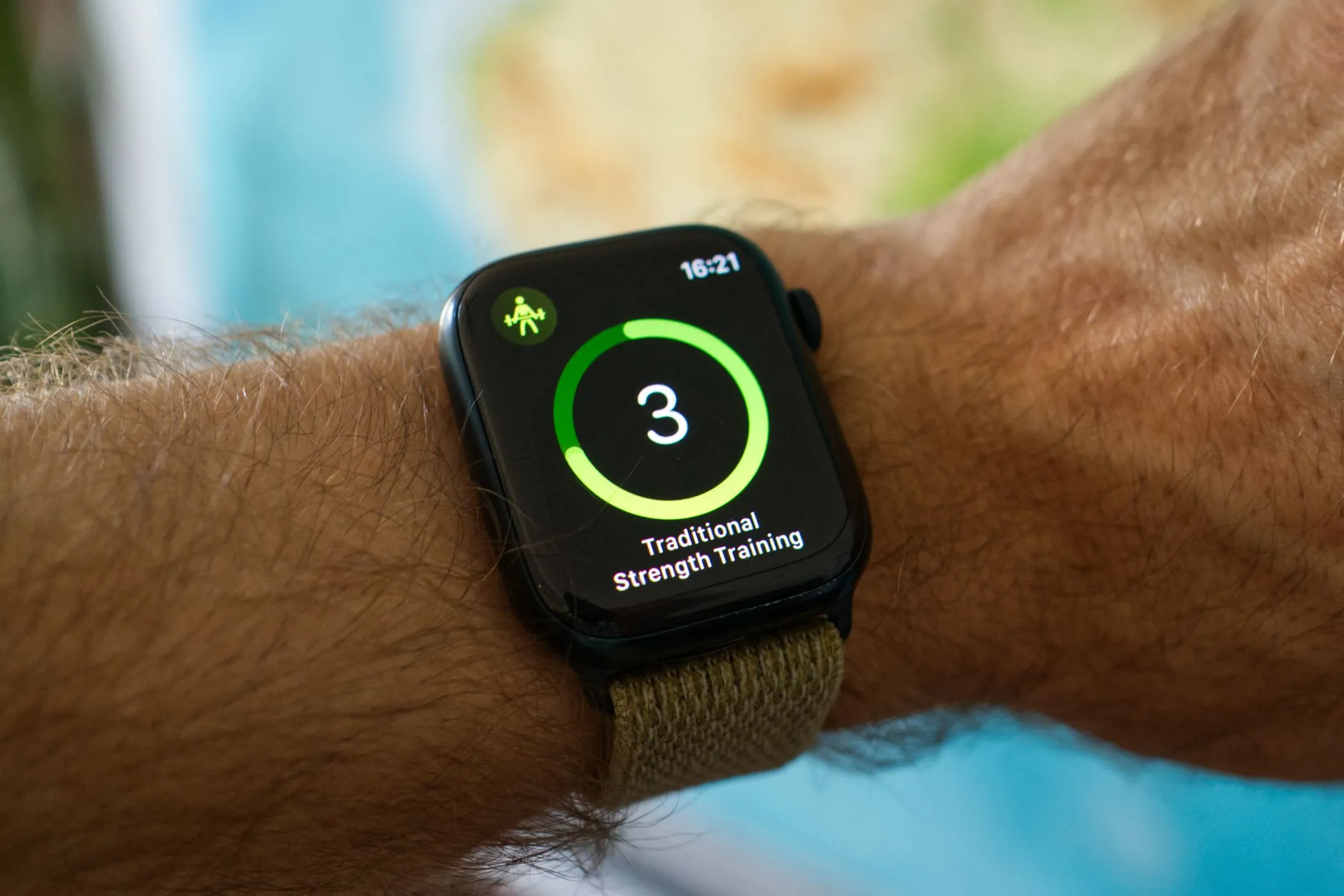 Apple Watch Series 8 hiển thị giao diện bắt đầu bài tập luyện sức mạnh, nhấn mạnh tính tiện lợi của các cử chỉ rảnh tay như Double Tap và Wrist Flick.