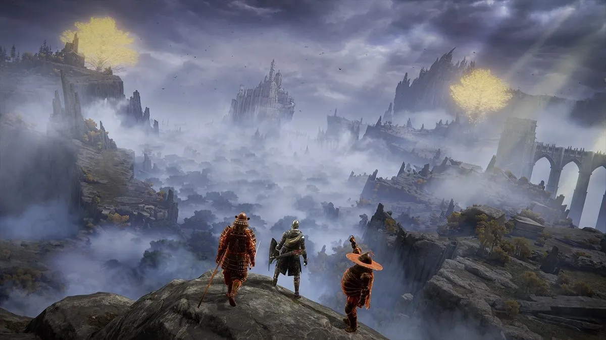 Ba người chơi đứng trên vách đá trong thế giới game Elden Ring, một tựa game Soulslike nổi bật yêu cầu người chơi nắm vững i-frames và hitbox.