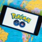 Bản đồ trong Pokémon GO hiển thị các điểm PokéStop và Gym