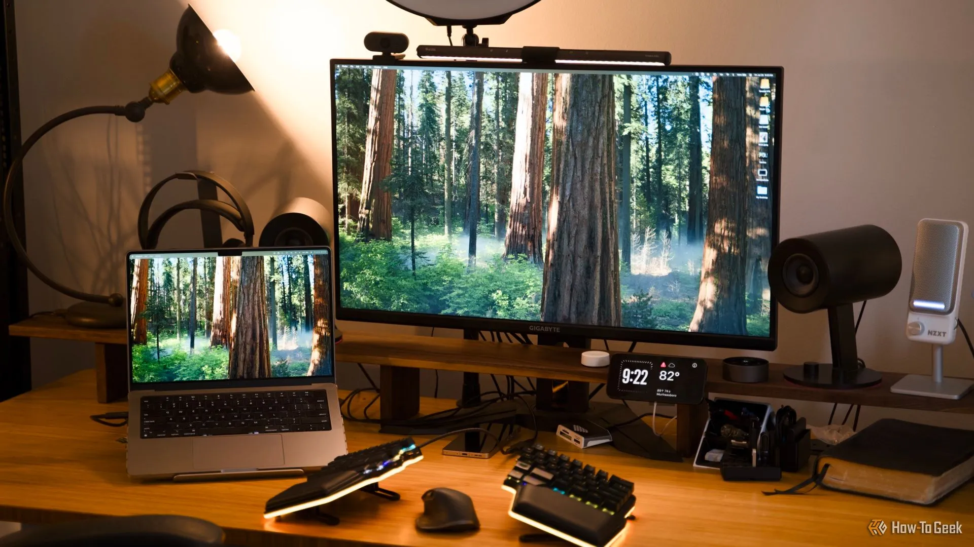 Bàn làm việc với MacBook Pro, màn hình 4K 32 inch, bàn phím tách rời và chuột.