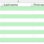 Bảng Excel hiển thị cột A chứa tên đầy đủ, cột B và C được đặt tên "Họ" và "Tên" tương ứng, sẵn sàng để tách.