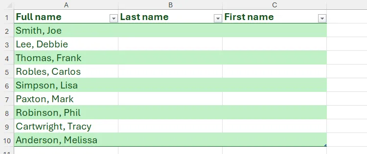 Bảng Excel hiển thị cột A chứa tên đầy đủ, cột B và C được đặt tên "Họ" và "Tên" tương ứng, sẵn sàng để tách.