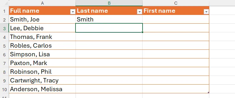 Bảng Excel với chữ &quot;Smith&quot; được gõ thủ công vào ô đầu tiên của cột &quot;Họ&quot; để khởi tạo mẫu cho Flash Fill.