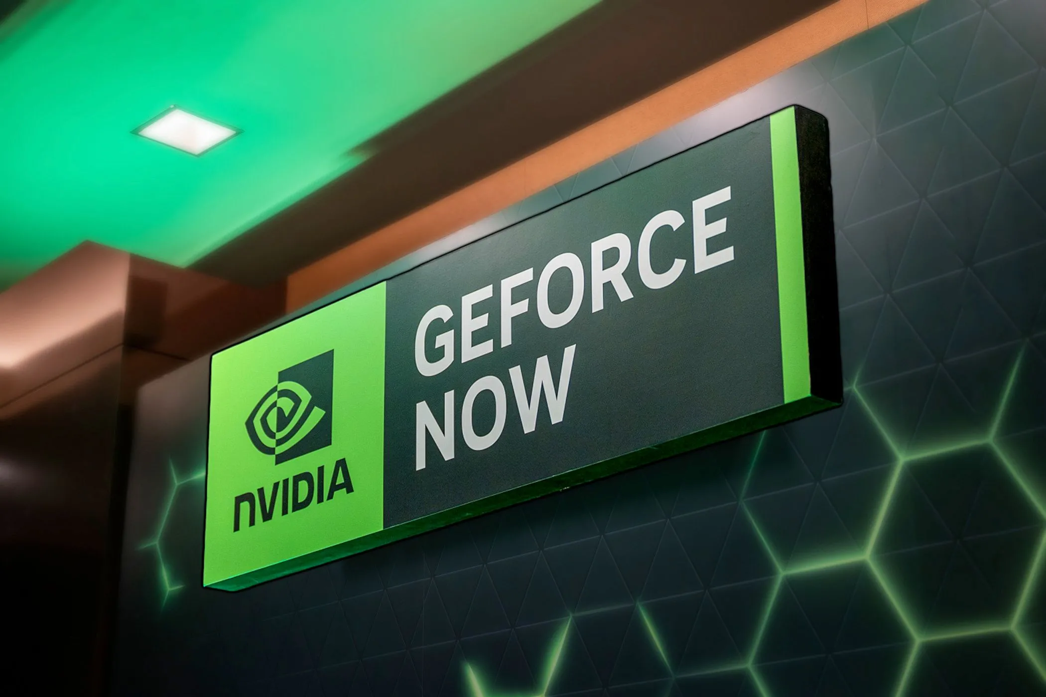 Bảng hiệu NVIDIA GeForce NOW tại CES 2024.