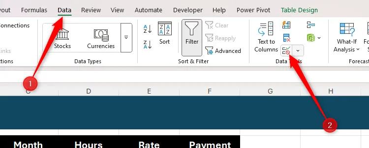Biểu tượng &quot;Data Validation&quot; được chọn trong tab Data trên thanh Ribbon của Excel để mở hộp thoại thiết lập quy tắc.