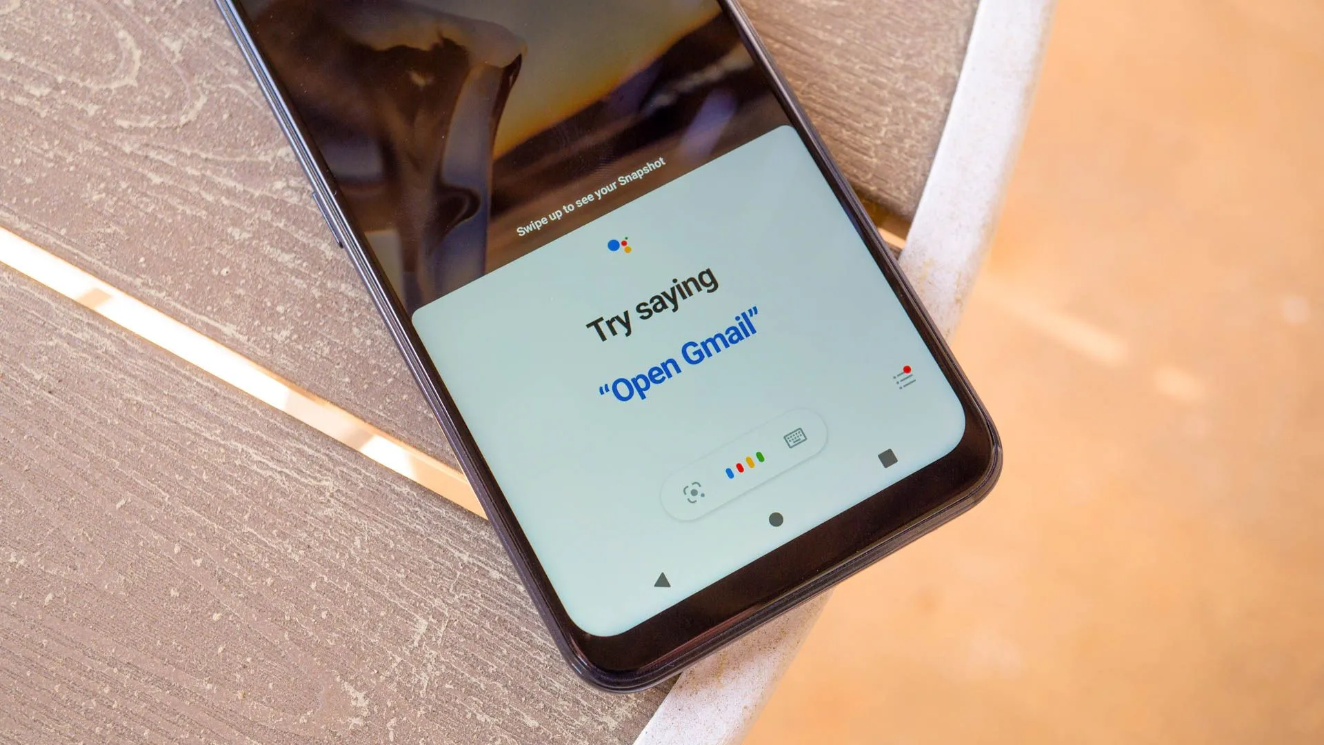 Biểu tượng Trợ lý Google phát sáng trên màn hình điện thoại thông minh.