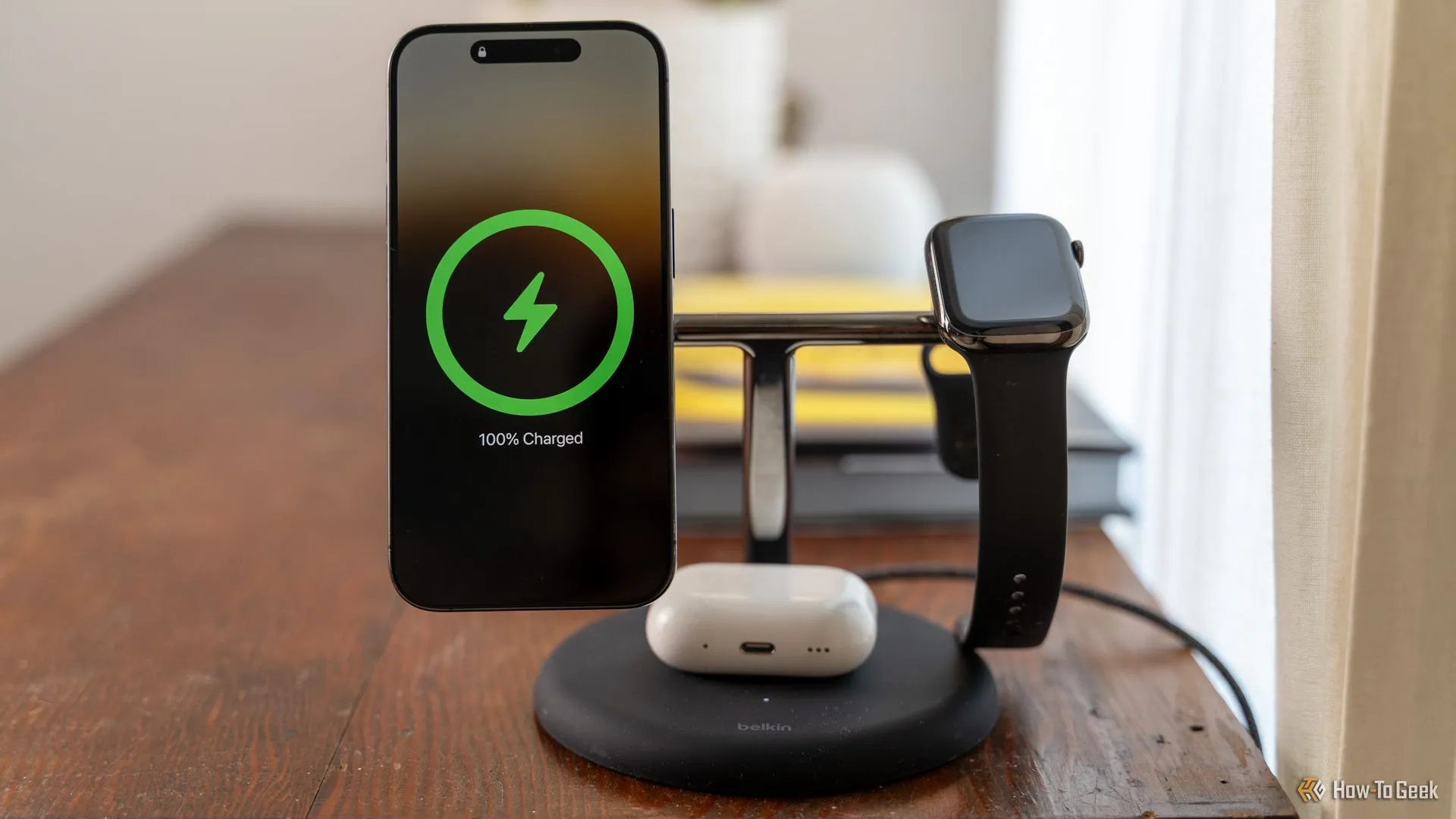 Bộ sạc Belkin BoostCharge Pro 3-in-1 MagSafe đang sạc cùng lúc iPhone, Apple Watch và AirPods, minh họa căn chỉnh từ tính trong sạc không dây.