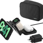 Bộ sạc du lịch Belkin 3-in-1 MagSafe đang sạc iPhone, Apple Watch và AirPods