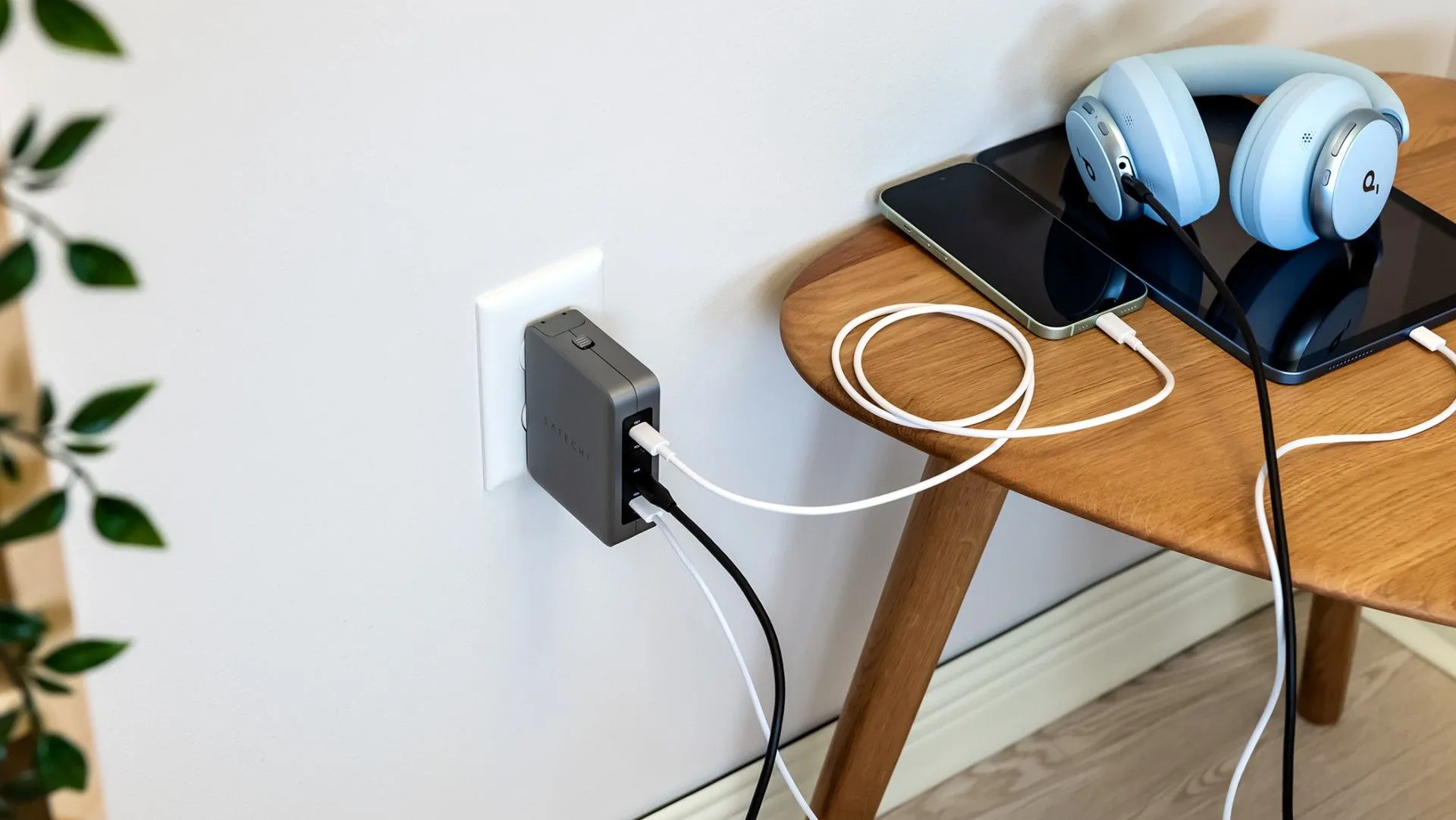 Bộ sạc GaN Satechi 145 USB-C 4 cổng đang sạc nhiều thiết bị cùng lúc
