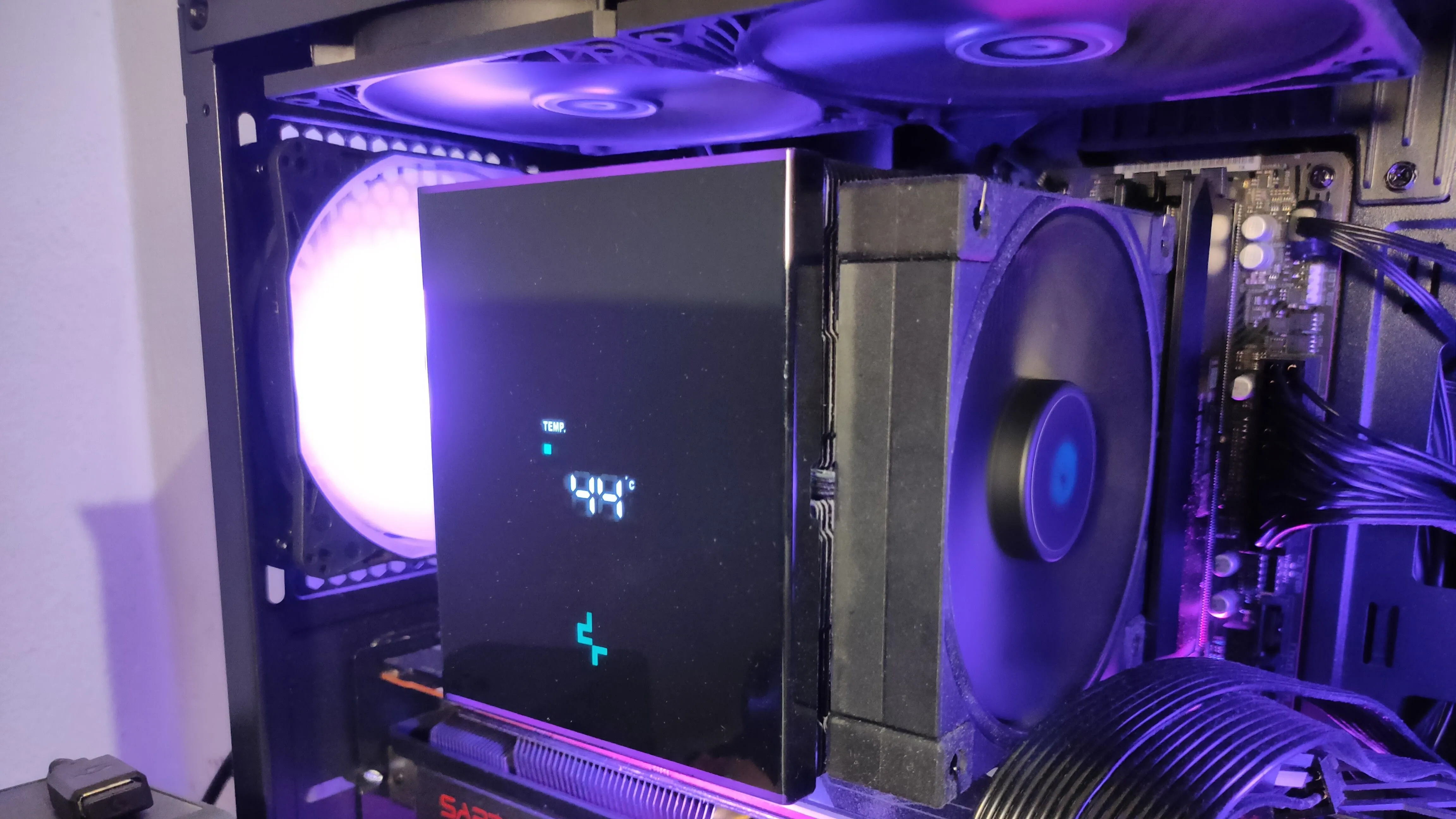 Bộ tản nhiệt CPU Deepcool AK620 Digital trong một bộ PC chơi game, minh họa cấu hình máy tính dành cho việc chơi game mà không cần dual-boot Windows.