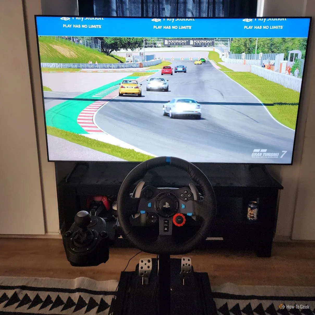 Bộ vô lăng chơi game Logitech G29 được kết nối với PS5, đặt trước màn hình TV lớn.