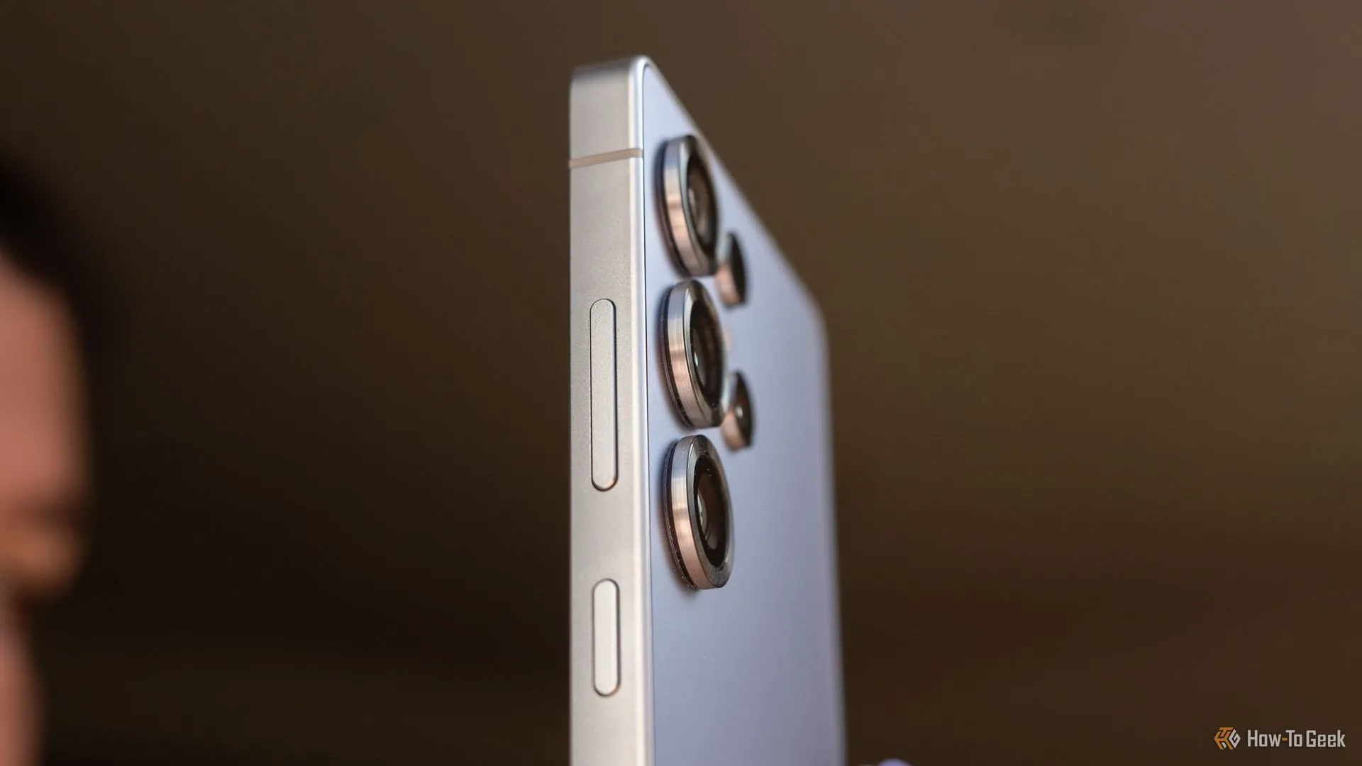 Bụi bẩn tích tụ dưới cụm camera sau của Samsung Galaxy S25 Ultra