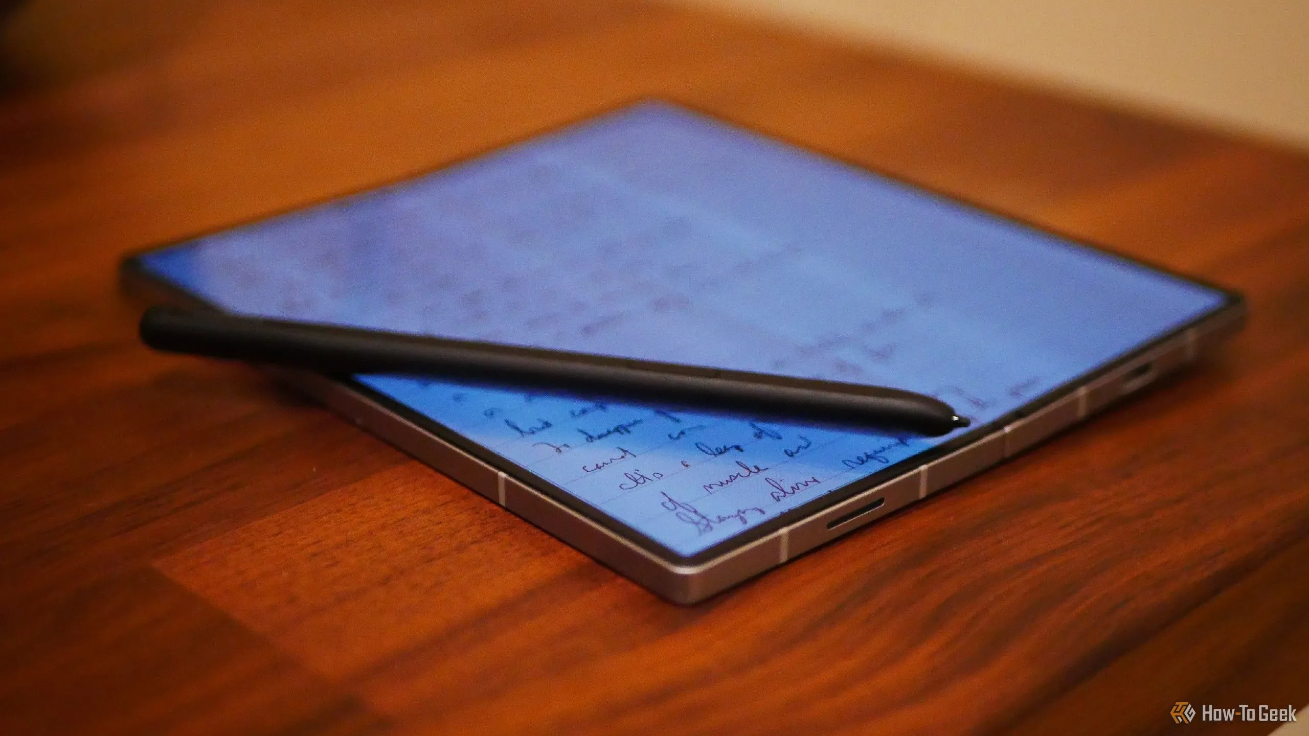 Bút S Pen đặt trên Samsung Galaxy Z Fold 6 đang chạy ứng dụng Samsung Notes, thể hiện khả năng ghi chú linh hoạt