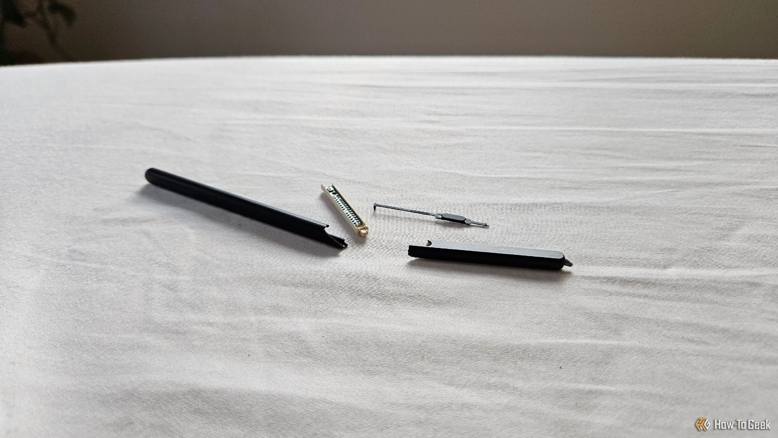 Bút S Pen phiên bản Z Fold bị gãy, minh họa cho độ mong manh của phụ kiện này.