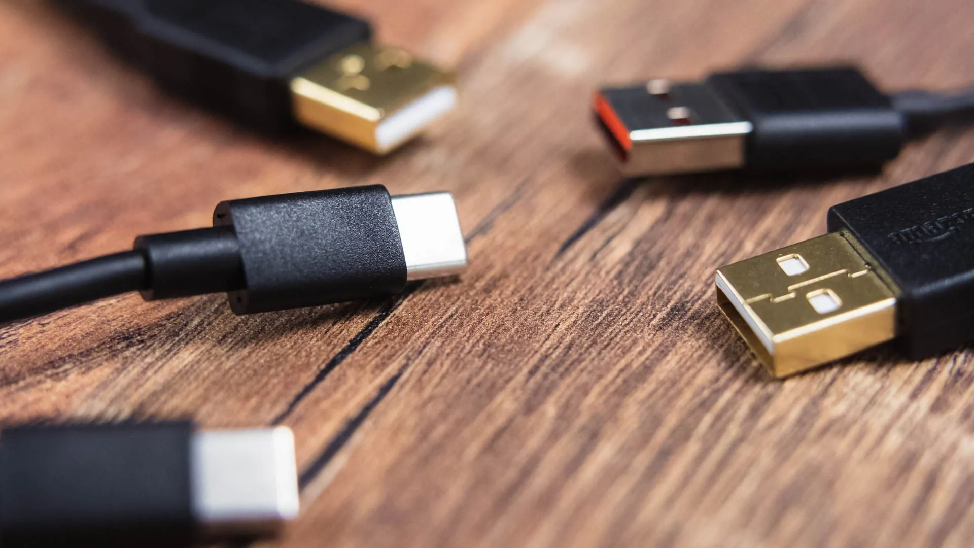 Các đầu nối USB-A và USB-C trên các loại cáp sạc đa dạng