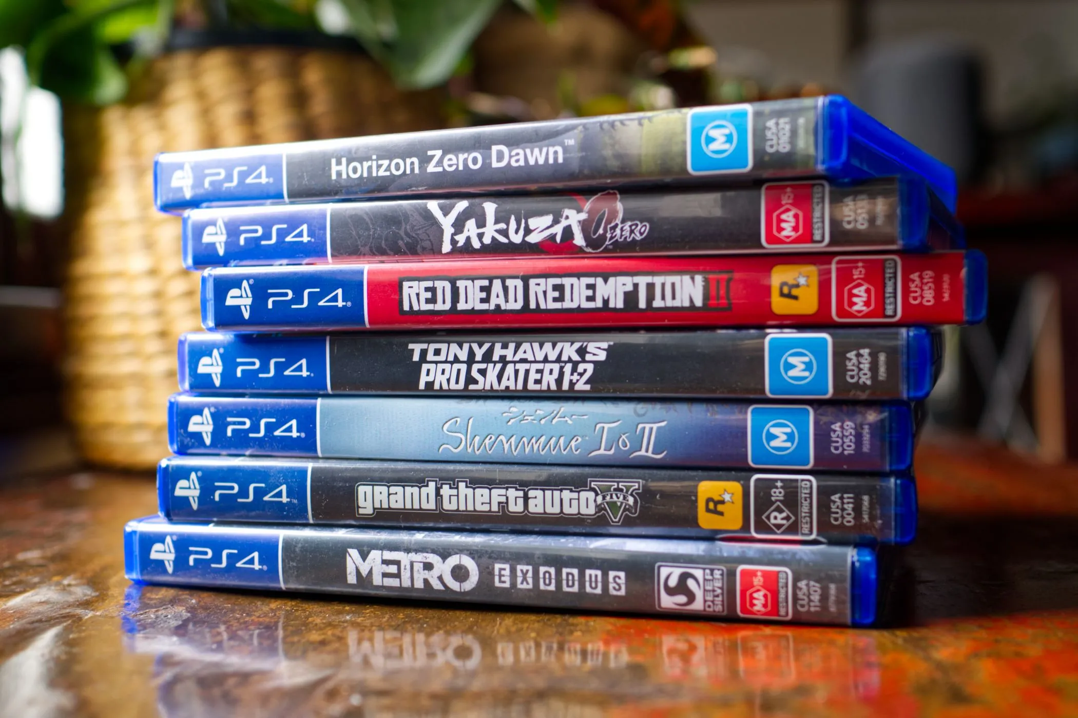 Các đĩa game PlayStation 4, minh họa cho việc mua game vật lý để tiết kiệm dung lượng tải.