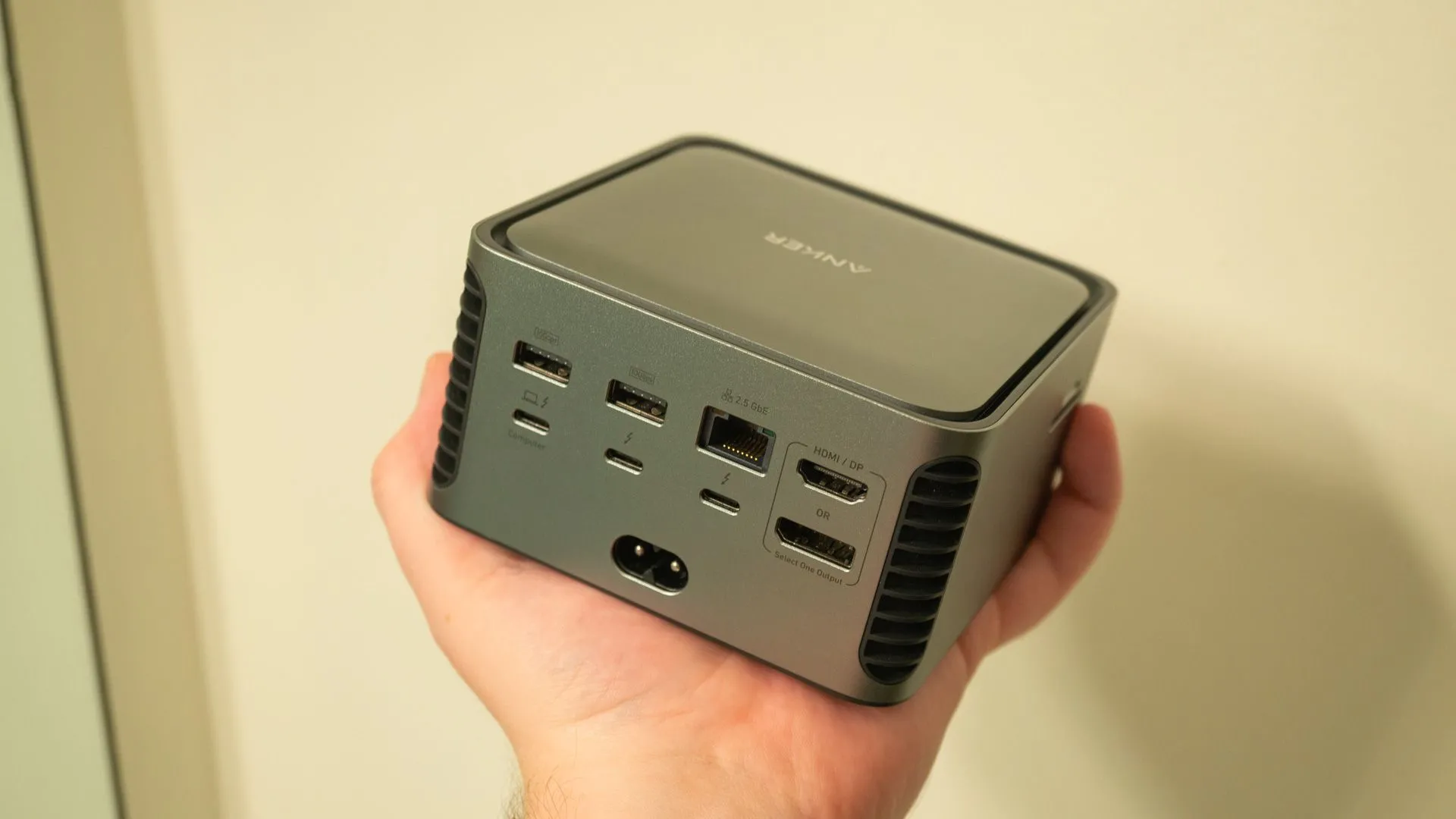 Cầm dock Anker Thunderbolt trên tay