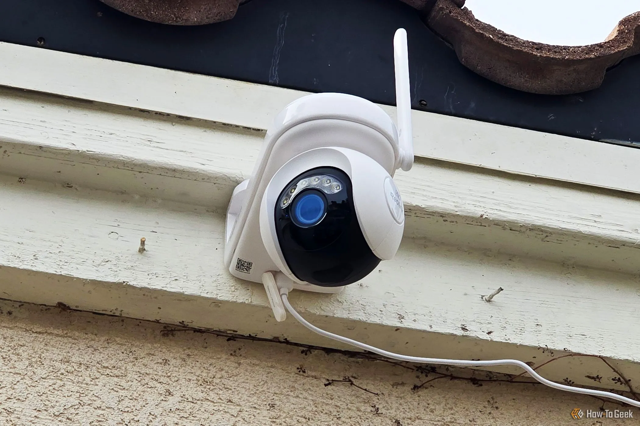 Camera an ninh Reolink Atlas PT gắn phía trước một ngôi nhà, tượng trưng cho việc sử dụng laptop cũ để quản lý hệ thống an ninh gia đình.