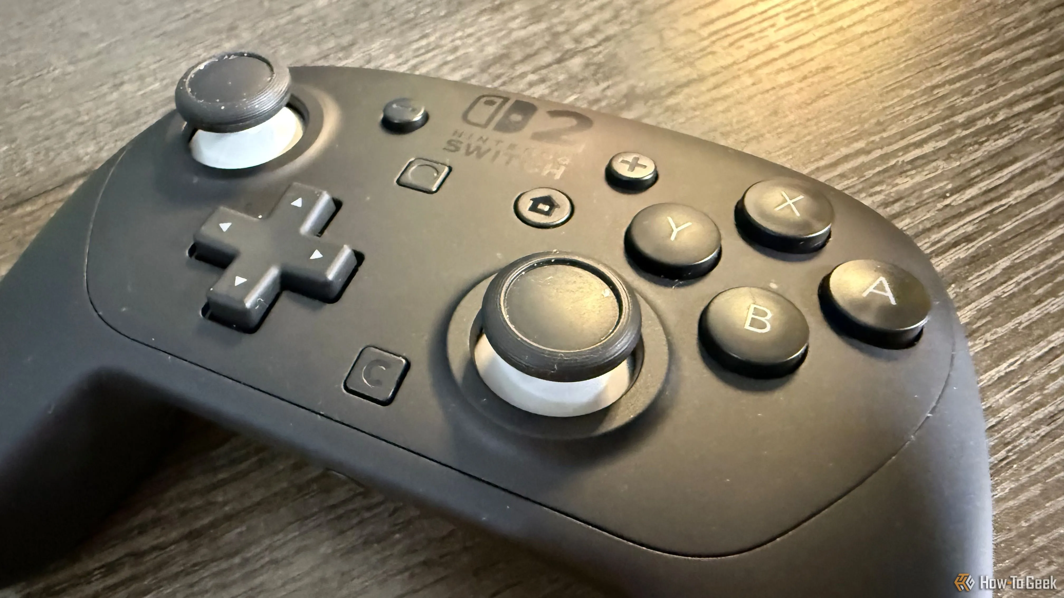 Cận cảnh các nút bấm, cần analog và D-pad của tay cầm Nintendo Switch 2 Pro, cho thấy sự cải tiến về kích thước và độ nhạy