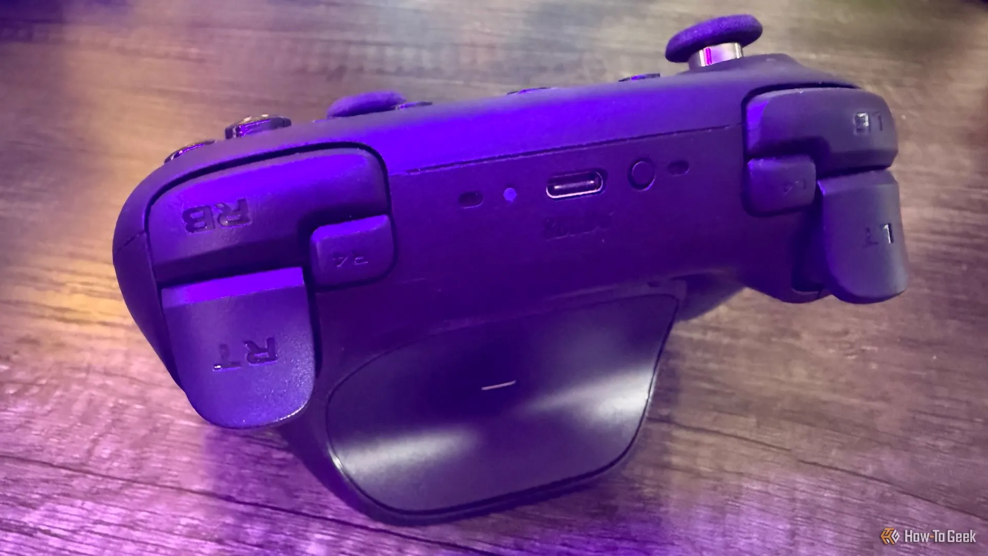 Cận cảnh các nút bumper và trigger của tay cầm 8BitDo Ultimate 2 Wireless.