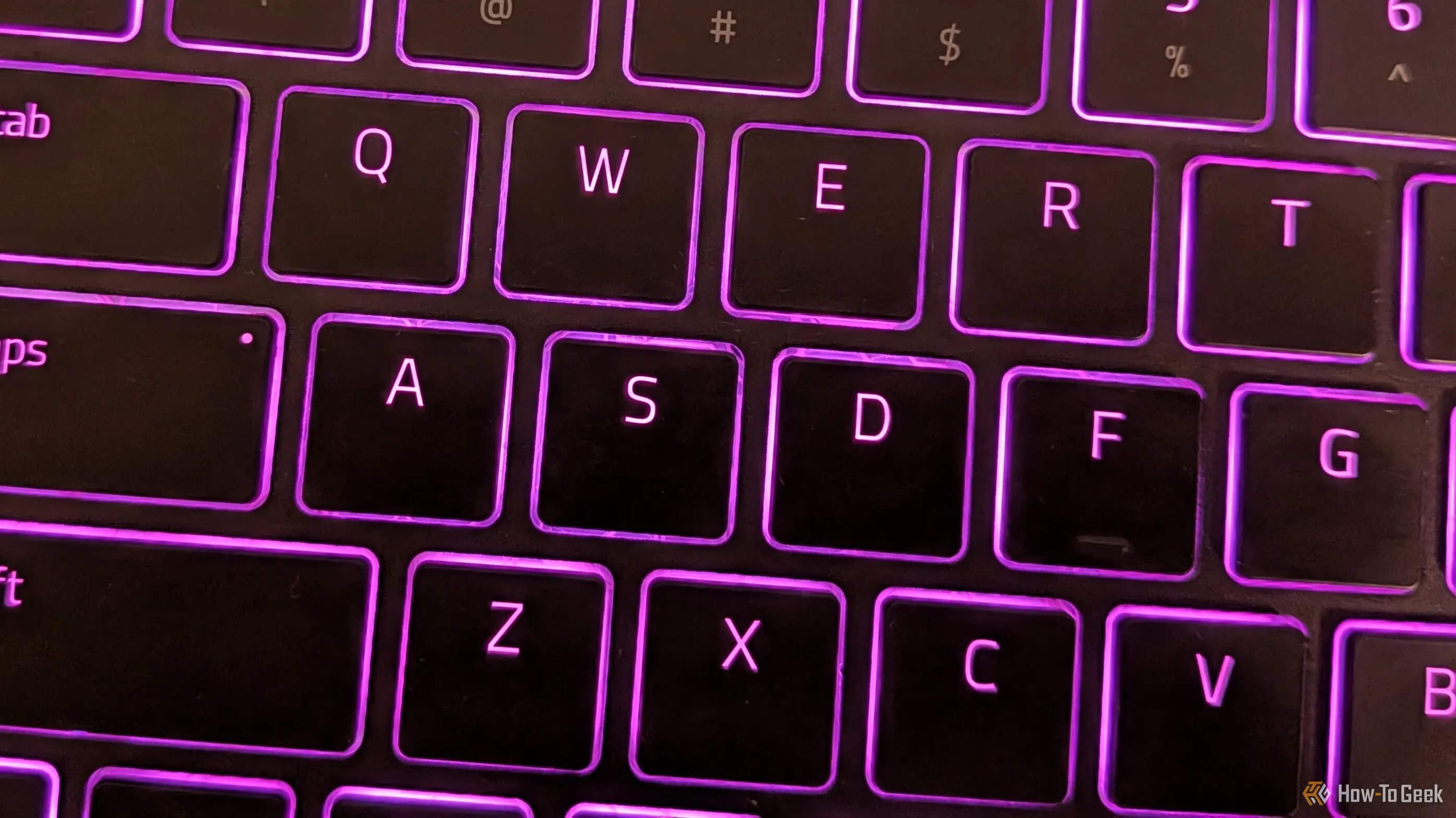 Cận cảnh các phím ASDF của Razer Joro với đèn nền Chroma RGB