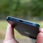 Cận cảnh cổng USB-C trên iPhone 15 Pro Max, minh họa việc Apple tuân thủ quy định sạc chung của EU.