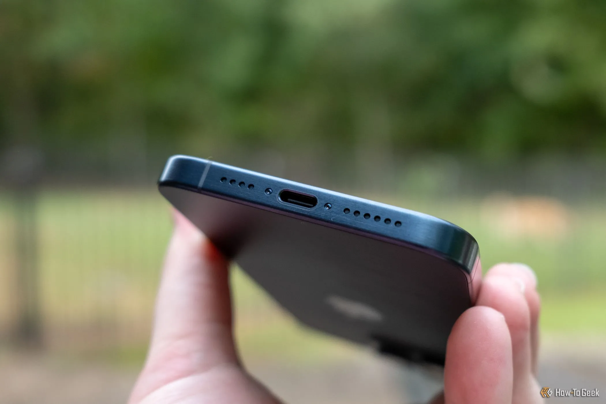Cận cảnh cổng USB-C trên iPhone 15 Pro Max, minh họa việc Apple tuân thủ quy định sạc chung của EU.