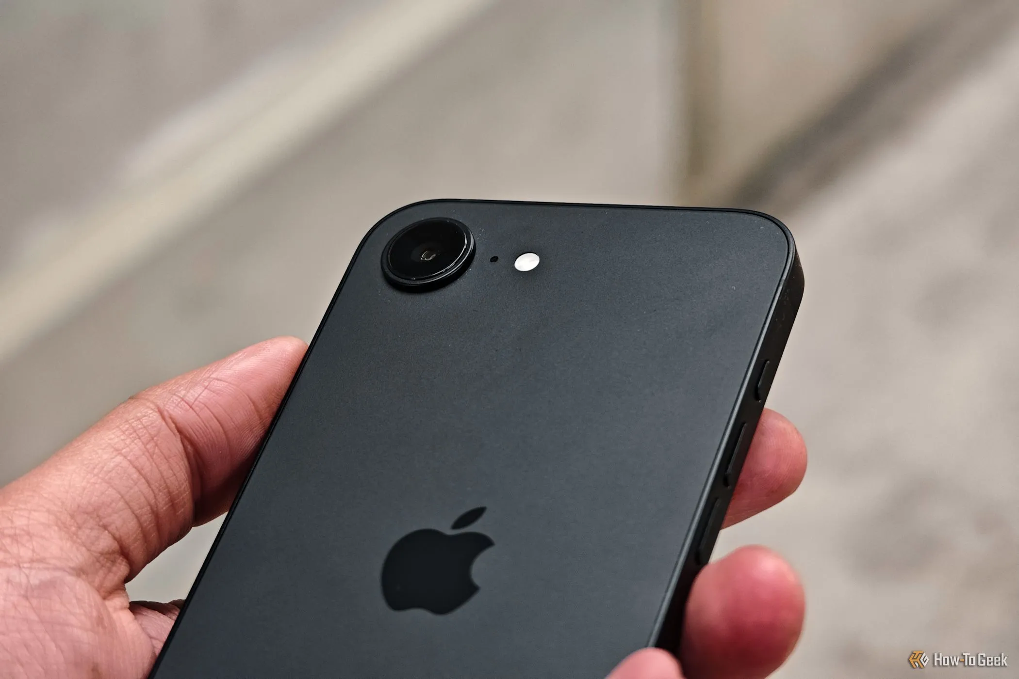 Cận cảnh cụm camera của iPhone 16e khi được cầm trên tay, nhấn mạnh thiết kế đơn giản.