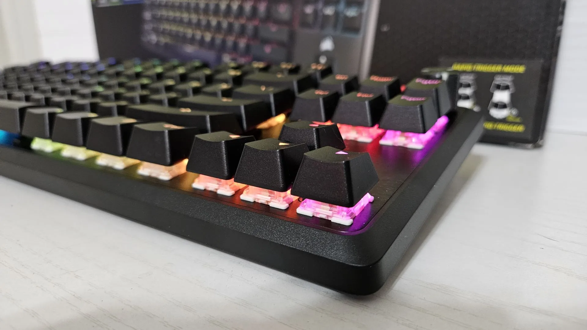 Cận cảnh khoảng trống giữa keycap và bề mặt bàn phím Corsair K70 PRO TKL