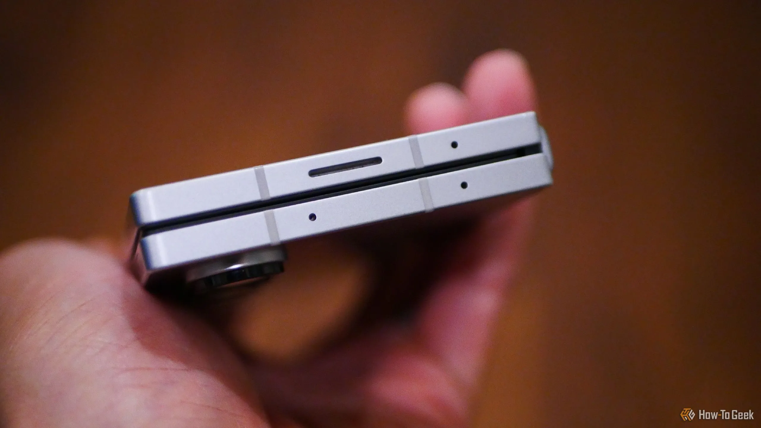 Cận cảnh loa trên điện thoại Samsung Galaxy Z Fold 6, minh họa thiết kế loa tối ưu