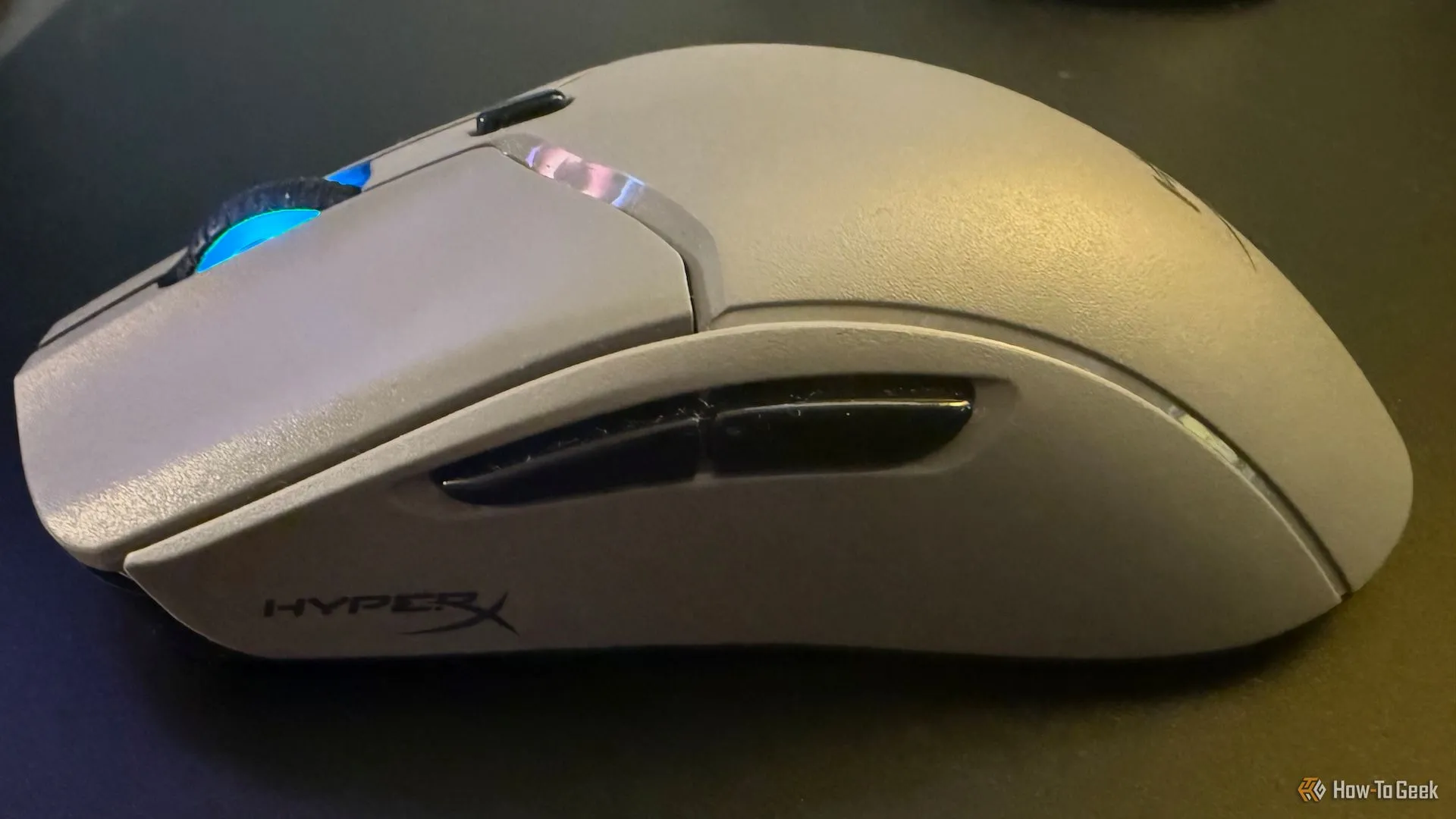 Cận cảnh nút bấm bên hông và bánh xe cuộn của chuột HyperX Pulsefire Haste 2 Pro.