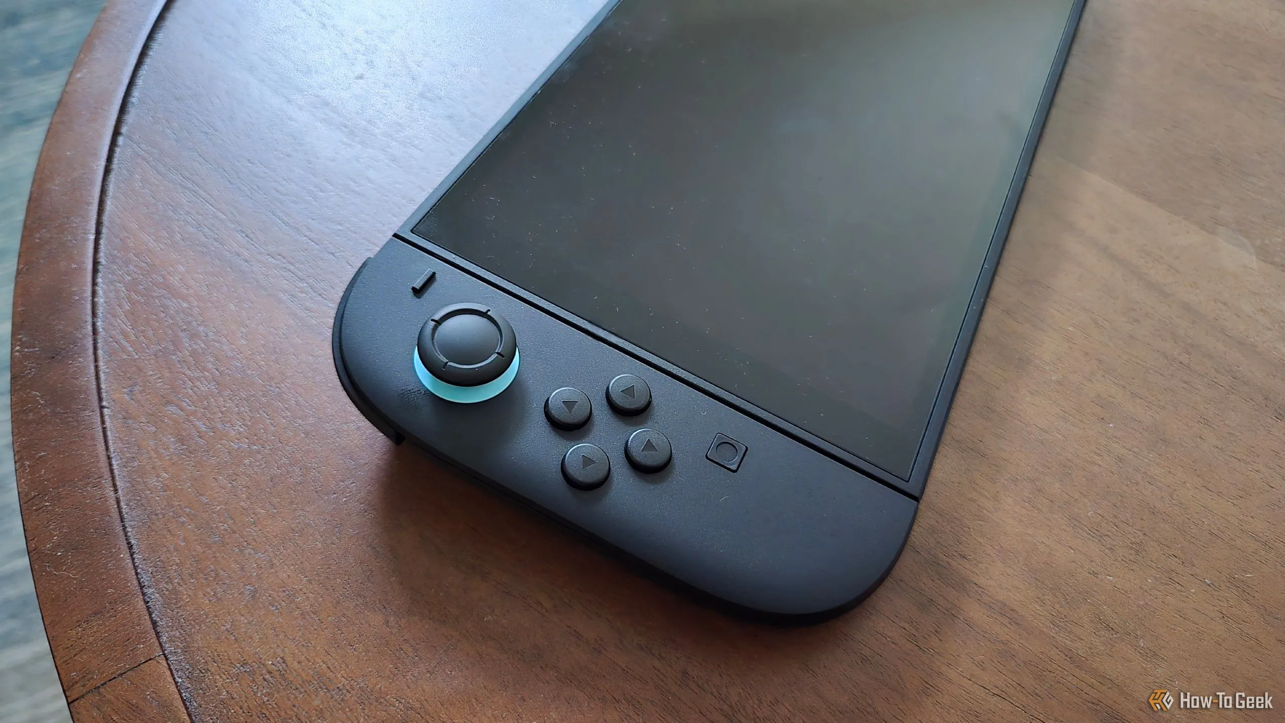 Cận cảnh tay cầm Joy-Con bên trái của máy chơi game Nintendo Switch 2