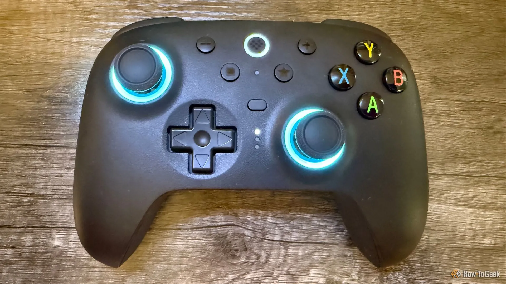Cận cảnh tay cầm không dây 8BitDo Ultimate 2 Wireless nhìn từ trên xuống.
