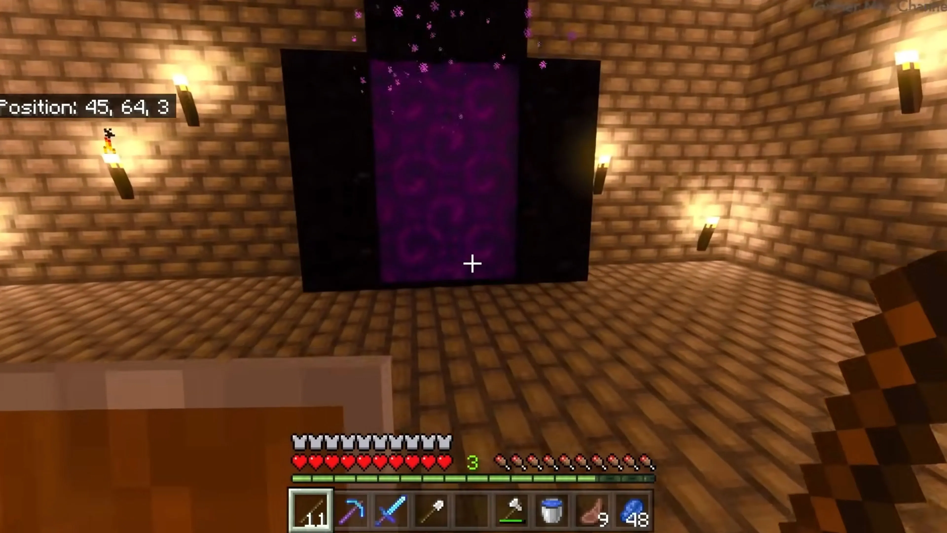 Cảnh một khu mỏ bỏ hoang trong Minecraft với những đường ray xe mỏ và các khối đá, thể hiện yếu tố khám phá.