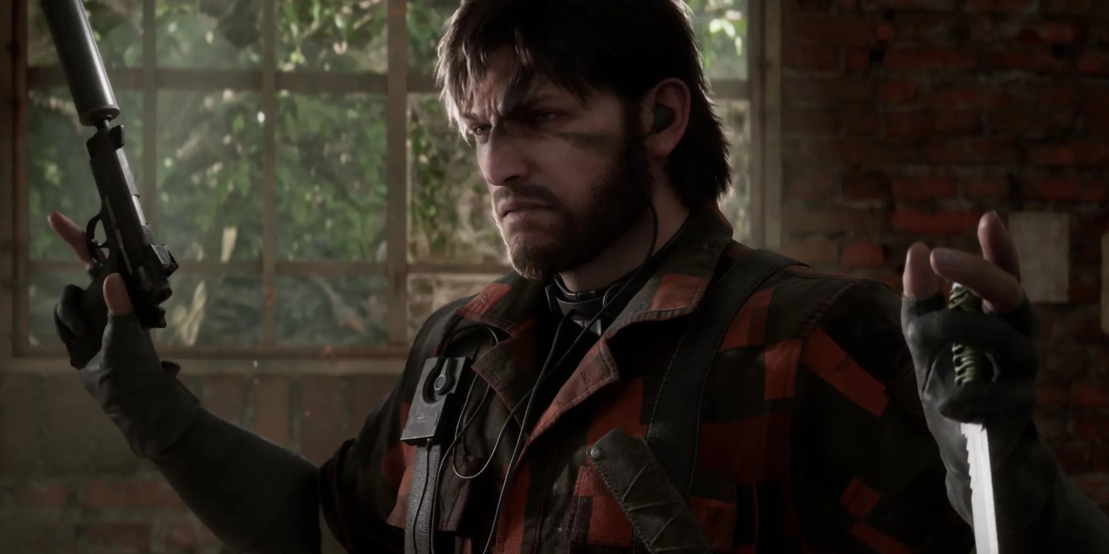 Cảnh Naked Snake giơ tay đầu hàng trong Metal Gear Solid Delta: Snake Eater, thể hiện yếu tố lén lút và hành động.
