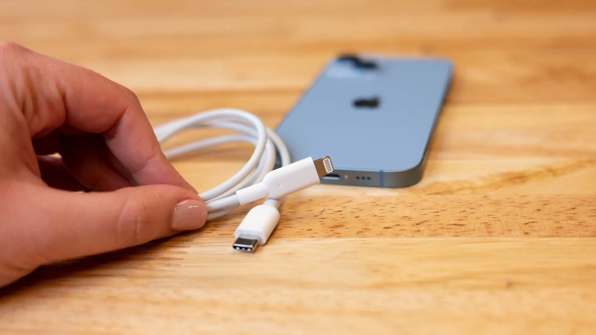 Cáp chuyển đổi USB-C sang Lightning minh họa sự khác biệt giữa hai loại cổng sạc trên iPhone.