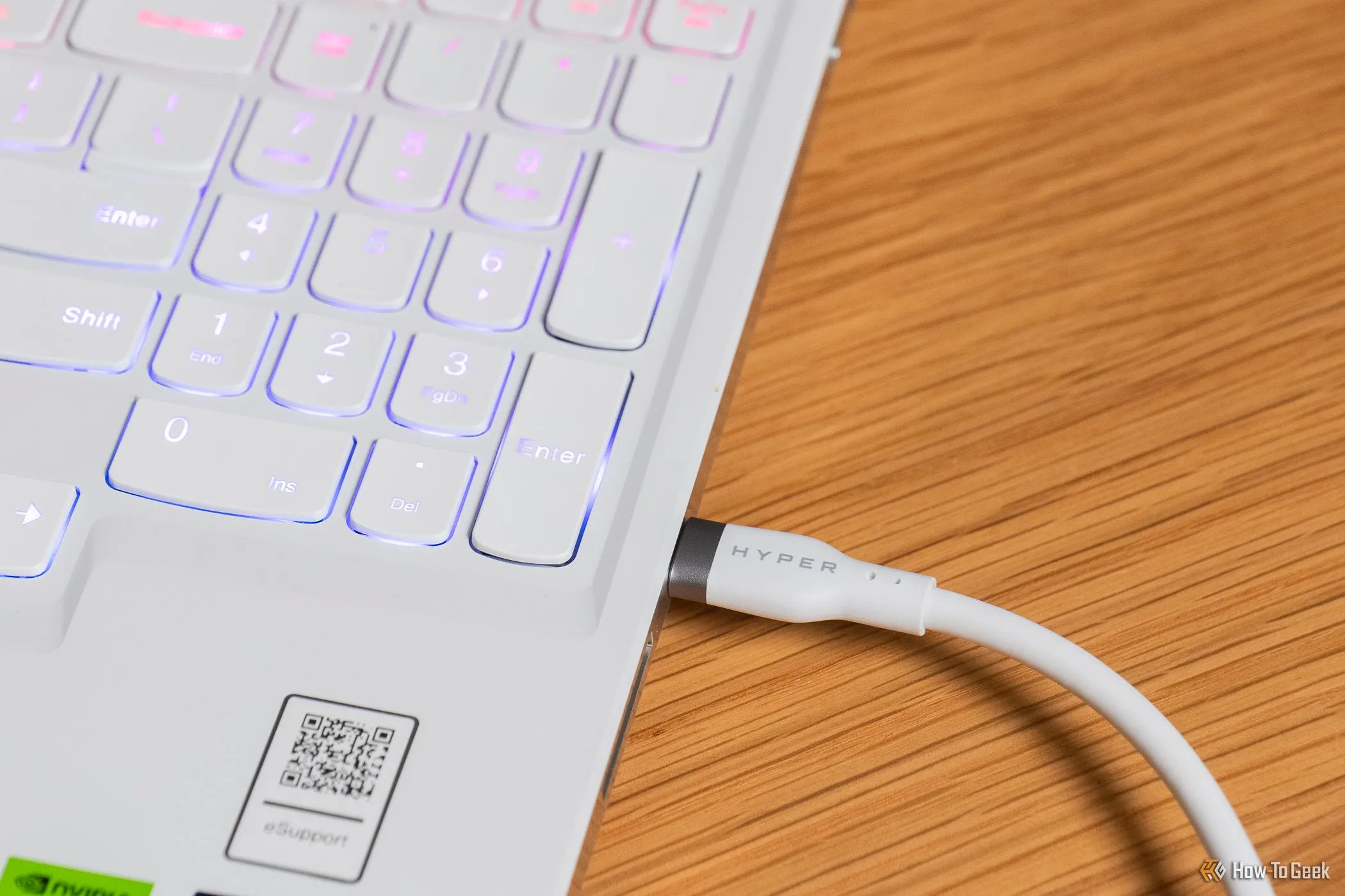 Cáp USB-C sang USB-C HYPER HyperJuice 240W Silicone được cắm vào laptop