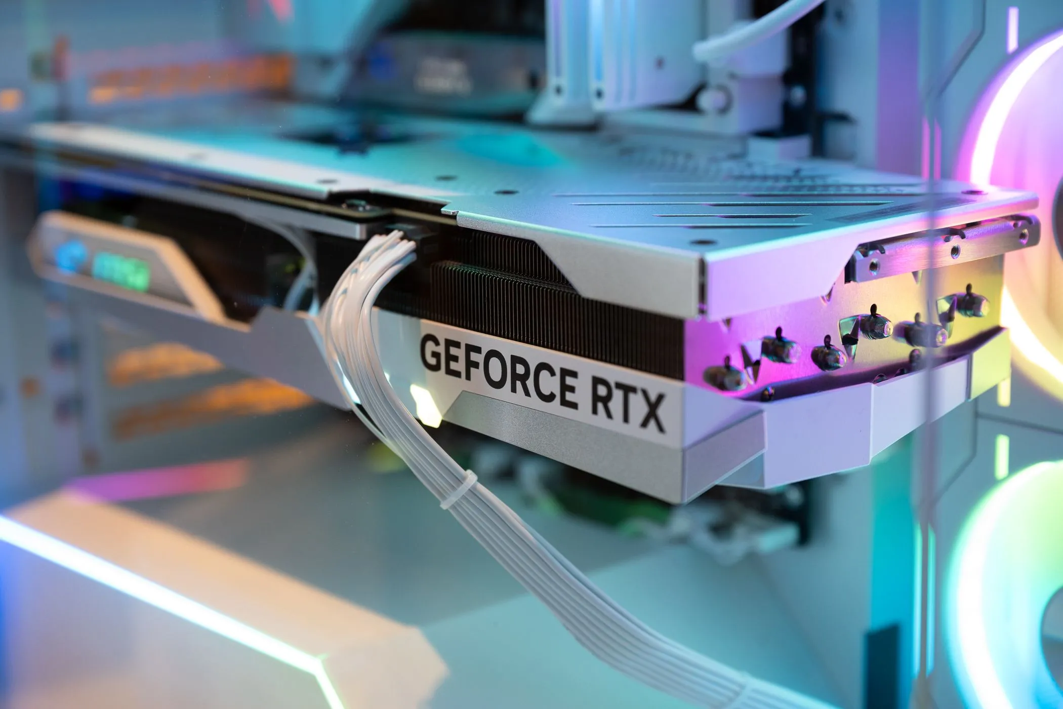 Card đồ họa NVIDIA GeForce RTX được lắp đặt bên trong một PC gaming, sẵn sàng cho việc tối ưu hiệu năng.