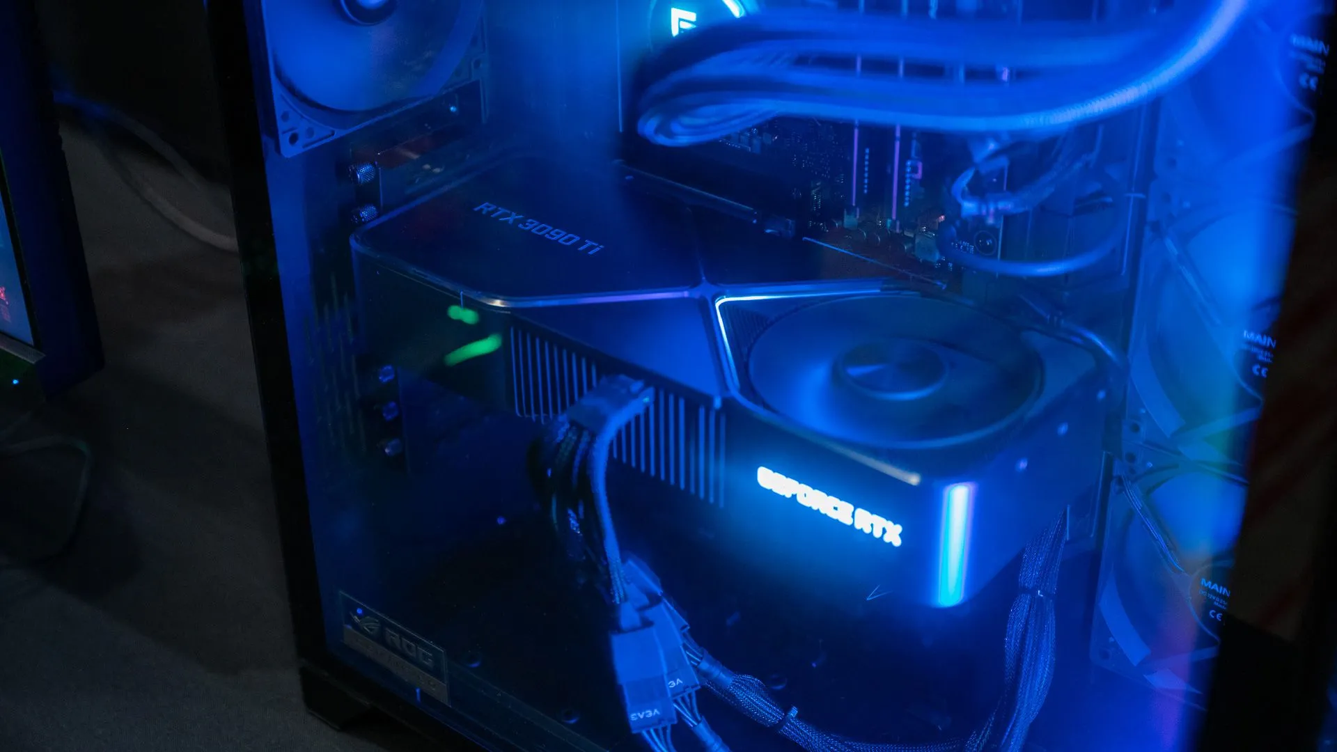 Card đồ họa Nvidia RTX 3090 Ti bên trong một bộ PC chơi game, liên quan đến việc cài đặt driver Nvidia trên Linux.